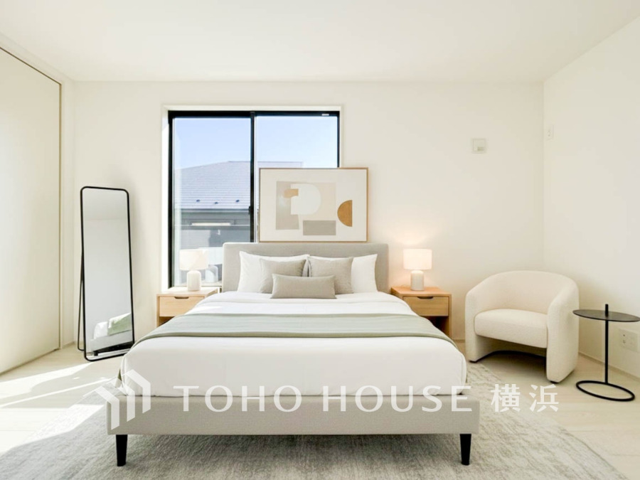 シンプルで落ち着いた色合いが心地よい、明るく開放感のあるモダンな寝室空間です。（家具・装飾品はAI加工です）