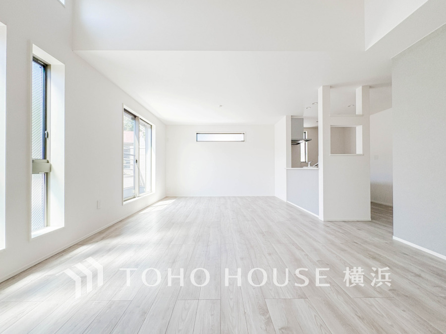 広々としたリビングダイニングは、シックでモダンな内装。落ち着いた雰囲気に包まれて、伸びやかな空間の中で、ゆったりと家族団らんのひとときを過ごせます。
