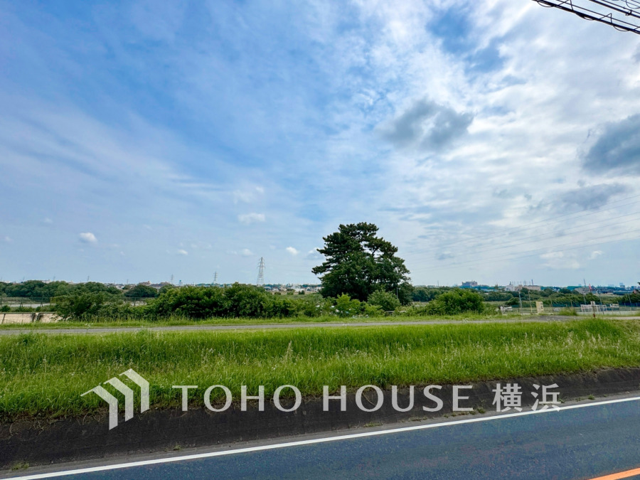 開放感があり、遮るものもなく気持ちのいい景色が広がります。お部屋にも爽やかな風と暖かく柔らかな日差しが差し込み、毎日の暮らしを豊かに彩ります。