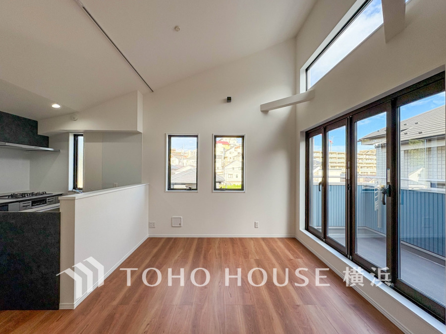 勾配天井が印象的なダイニング 。高窓から陽光が降り注ぎ、明るく開放的な空間で家族の食事の時間を豊かに彩ります。