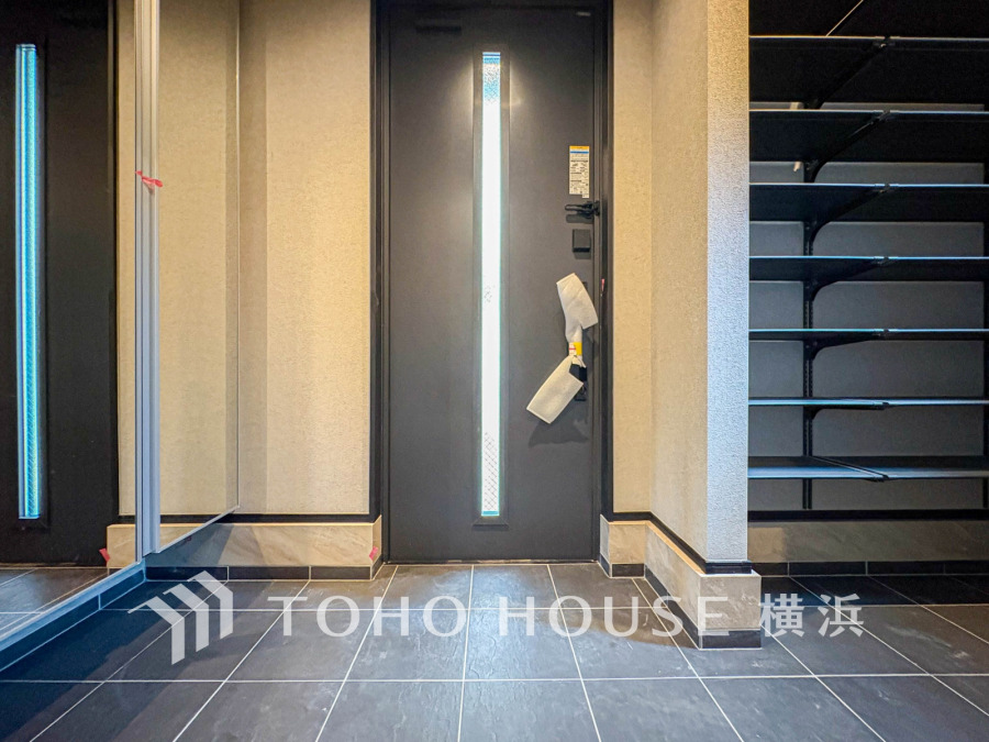 お客様をお迎えする玄関は落ち着いた雰囲気。帰り着くたびに洗練されたテイストの空間に迎えられ誇りと喜びを感じる玄関まわりです。
