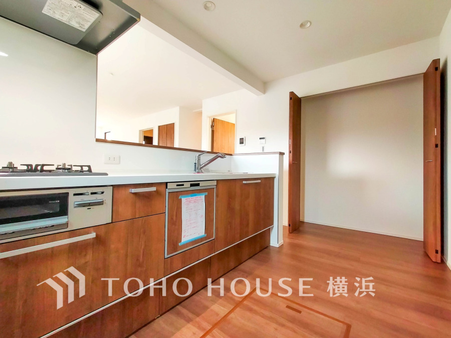 スタイリッシュな対面キッチンを採用。リビングが見渡せるので、お子様を安心して遊ばせながら家事ができ、リビング学習をするお子様にも声がかけやすい自然な距離感。 