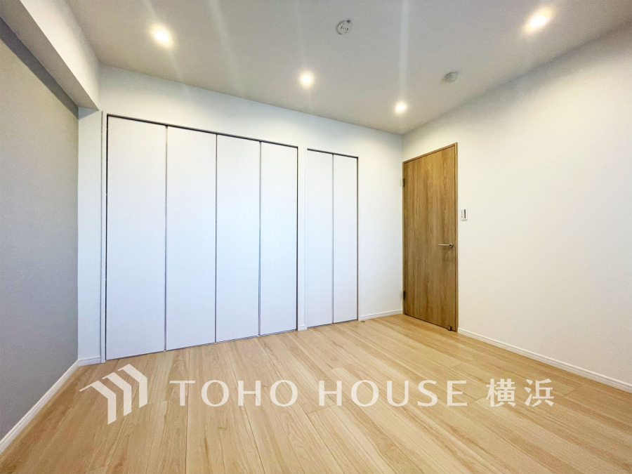 洋室は大容量の収納とシンプルなデザインで使いやすさを追求した空間です。