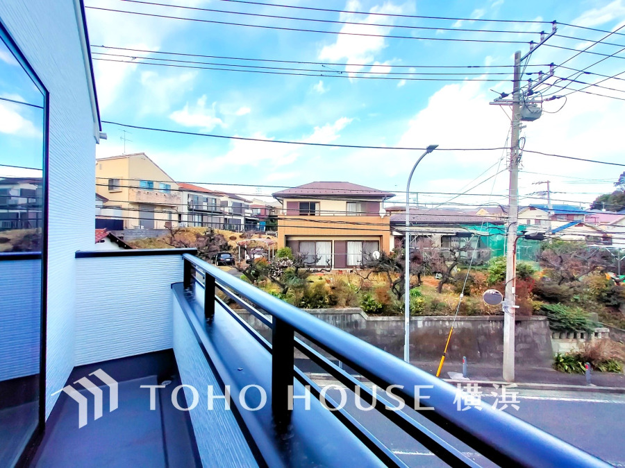 開放感あふれるバルコニーからは、穏やかな街並みと青空が広がり、心地よい暮らしを実現します。