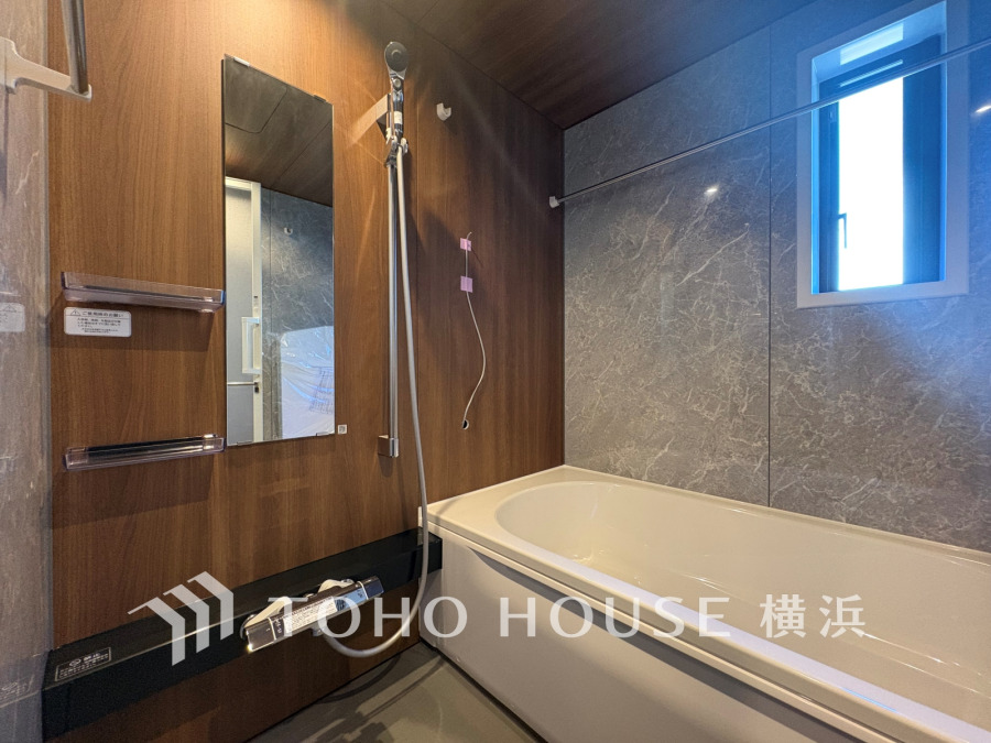 上質が感じられるカラーリングで、清潔な空間美を実現。一日の疲れが癒される優雅なバスタイムを堪能できるゆとりあるバスルームです。