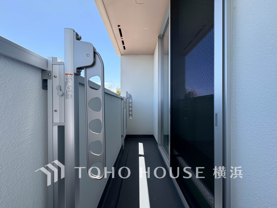暮らしの中で光と風を演出してくれるバルコニー、見事なまでの開放的な空間を演出しながら、プライベート性も確保された空間は我が家の自慢。