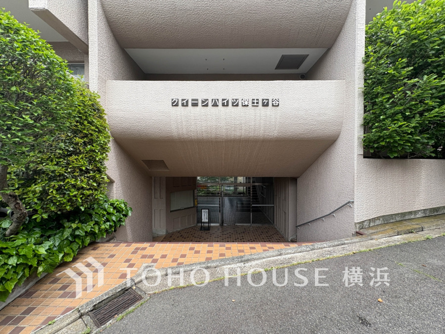 植栽の位置や開放的なエクステリアも含めて美しくトータルにデザインされています。時間のゆとりと空間、爽やかな陽光がもたらす光と風を贅沢なまでに感じる暮らしが始まります。