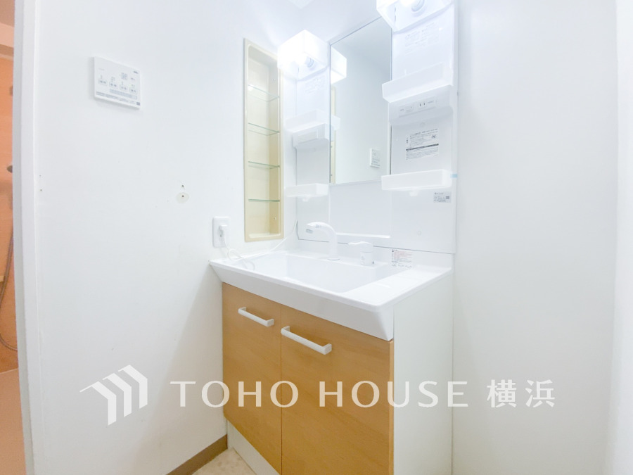 十分な大きさの洗面台は、身だしなみチェックや歯磨きなど、朝の慌ただしい時間でも余裕とゆとりを感じて頂けます。