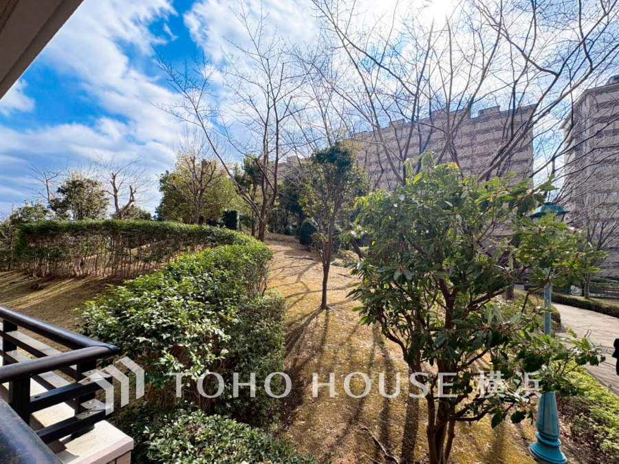 季節感を演出する多彩な樹木と豊かな彩りが重なり、四季折々の変化を楽しめる心地よい場所となることでしょう。時間の経過と共に味わいが出る素敵な空間へ。