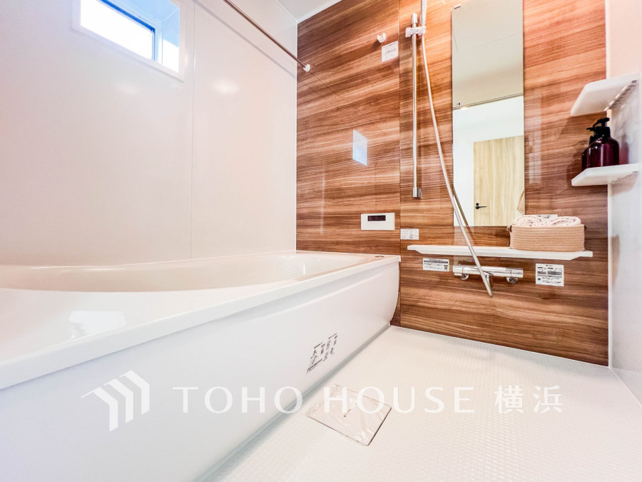 1日の疲れを癒すバスルームは、心地よいリラックスを叶える清潔感溢れる美しい空間です。心からゆったりと寛いでいただけるよう、ゆとりのスペースを確保してます。