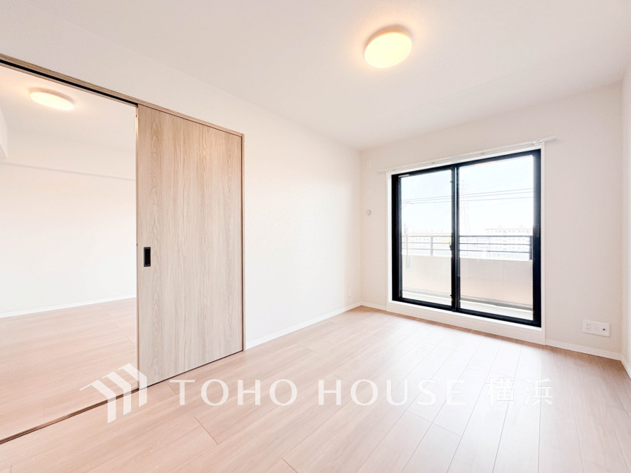 バルコニーに面した明るい洋室。穏やかな陽射しが、ゆったりとした寛ぎの時間を包みます。
