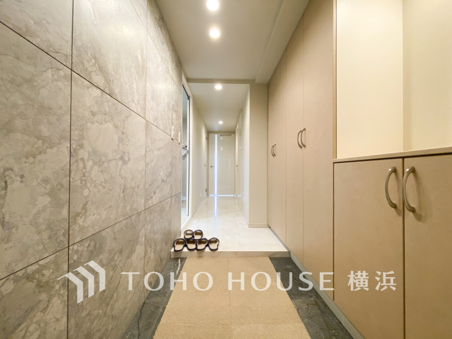 上質感漂う玄関と廊下。居住者の帰り、訪れる方を優しく迎える・安らぎに満ちた生活空間を予感させる。健やかな暮らしを楽しめることでしょう。