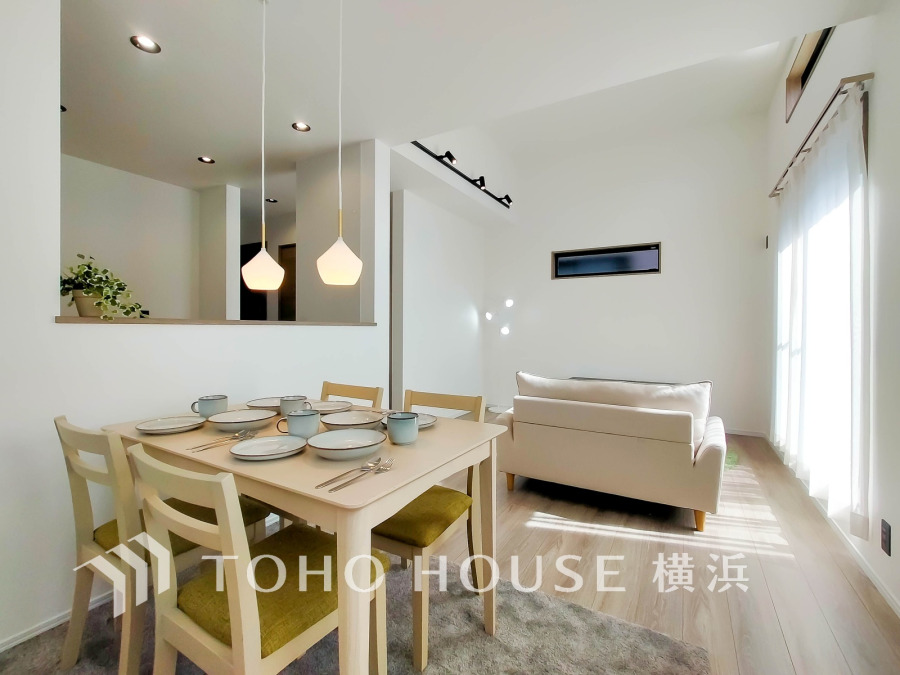 LDK上部は光戯れる開放的な吹抜けに。一日中柔らかい光がやさしく入り、快適な居住空間を演出します。のびやかで居心地が良いご家族みんなが和む場所。