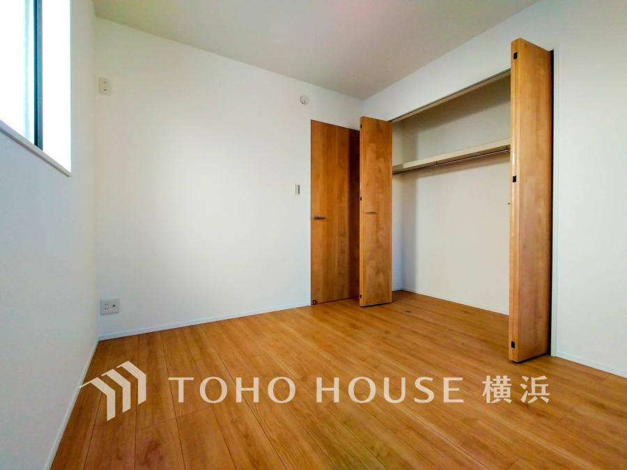 シンプルで明るい洋室は、使い勝手の良い収納スペース付き。木目調の床が温かみを演出します。