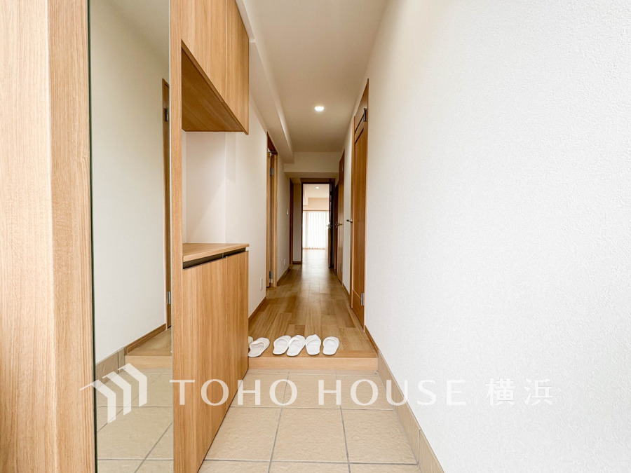 居住者の帰り、訪れる方を優しく迎え、やすらぎに満ちた生活空間を予感させる。健やかな暮らしを楽しめそう。