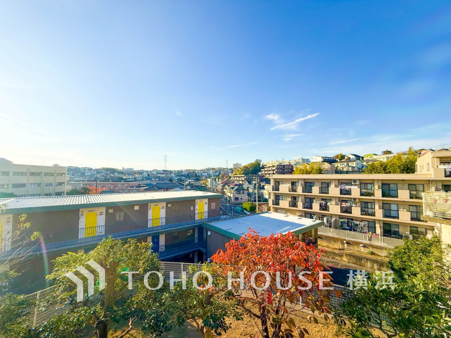 開放的な眺望と豊かな緑に囲まれた、穏やかな住環境が魅力の住まいです。