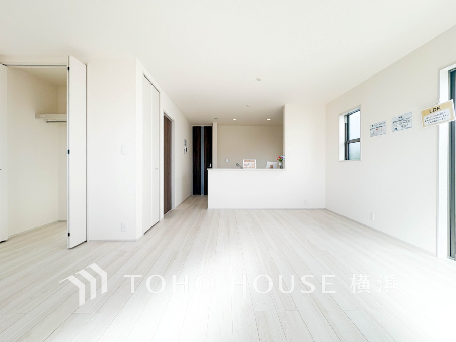 明るい光が差し込む広々としたリビング。白を基調としたシンプルで清潔感あふれる空間です。