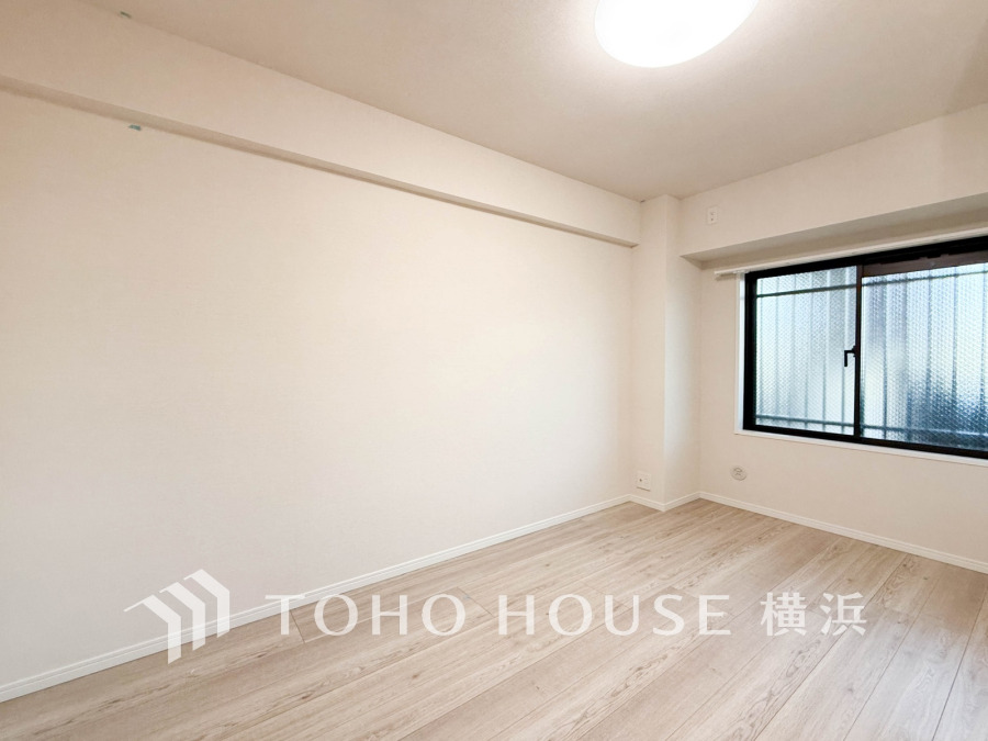 明るい光が差し込むシンプルで清潔感のある洋室。ナチュラルな床材が温かみを演出します。