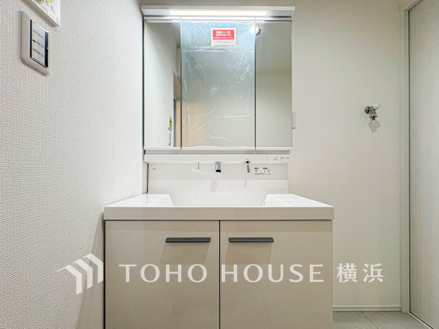 十分な大きさの洗面台は収納もさる事ながら、身だしなみチェックや歯磨きなど、朝の慌ただしい時間でもホテルライクなスペースで余裕とゆとりを感じて頂けます。