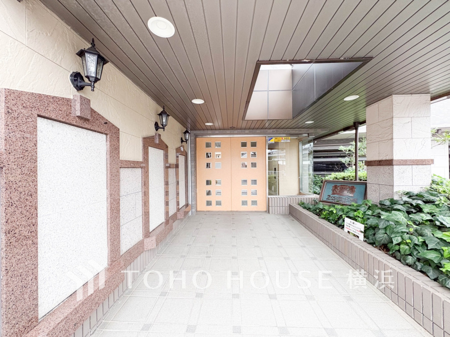 植栽の位置や開放的なエクステリアも含めて美しくトータルにデザインされています。時間のゆとりと空間、爽やかな陽光がもたらす光と風を贅沢なまでに感じる暮らしが始まります。
