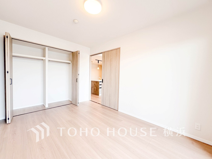 明るく広々とした洋室は大容量のクローゼット付きです。