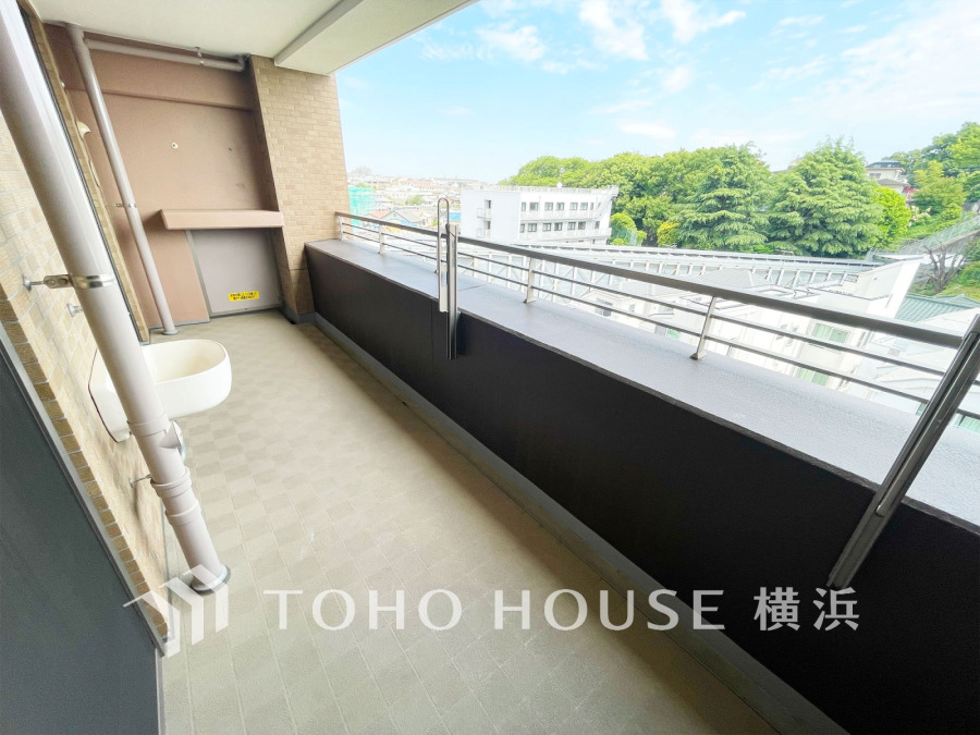 たっぷりと出幅をとったゆとりあるバルコニー空間は、開放的でありながらプライベート性も確保しています。
