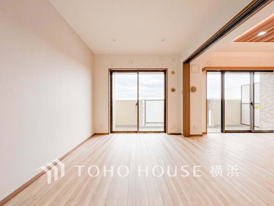 穏やかな風と陽光を導き、プライバシーに配慮された設計プランを採用し、居住性を一段と心地よいものにしています。明るく開放的な空間を演出しております。