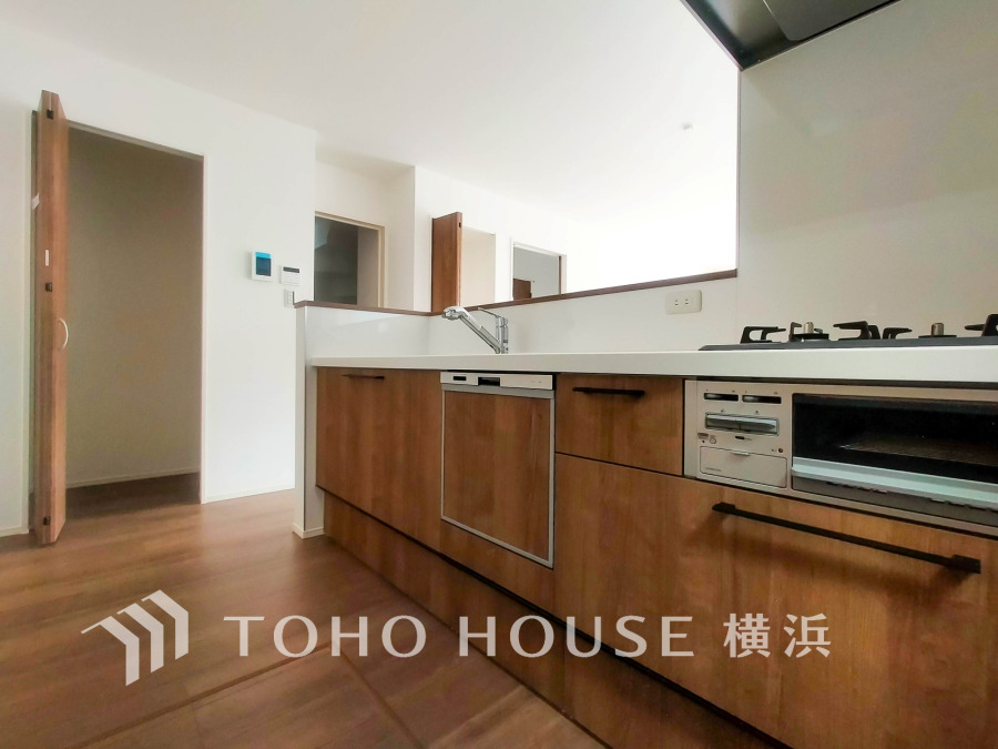 スタイリッシュな対面キッチンを採用。リビングが見渡せるので、お子様を安心して遊ばせながら家事ができ、リビング学習をするお子様にも声がかけやすい自然な距離感。 