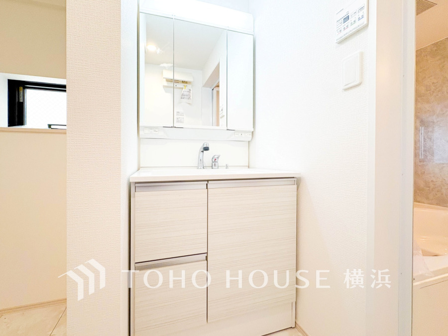 十分な大きさの洗面台は、身だしなみチェックや歯磨きなど、朝の慌ただしい時間でも余裕とゆとりを感じて頂けます。