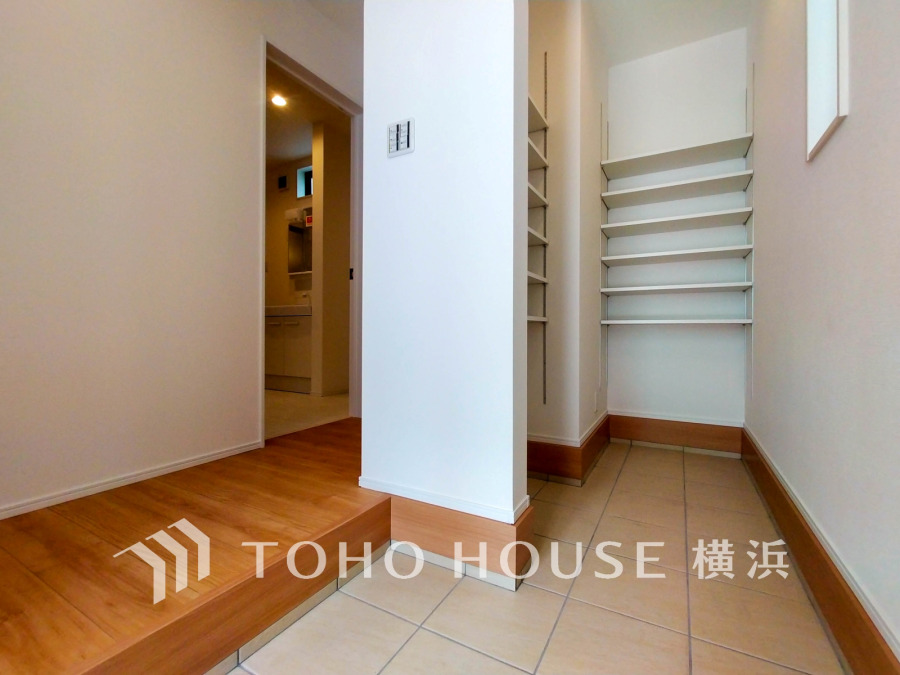 収納力抜群のシューズインクローゼット付き玄関。スッキリ片付き、家族みんなの靴をまとめて収納できます。