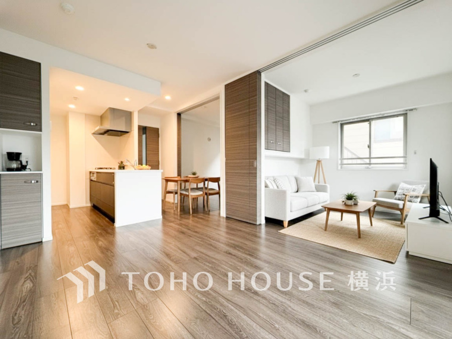 リビングは、家族と共有する生活圏。洋室が隣接しており、明るく開放的な居住空間を提供します
