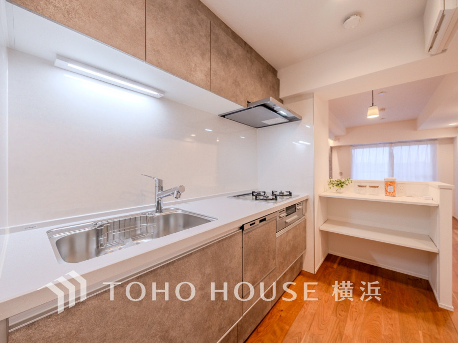 スタイリッシュで機能的なシステムキッチン。収納豊富で調理もスムーズに行えます。明るい空間が魅力です。