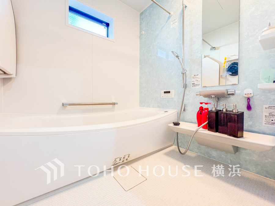 【2026年1月撮影】掃除のしやすさ・収納の便利さなど、おふろを使う人、お手入れする人、みんなにとっての「しあわせ性能」を追求したバスルームを採用いたしました。