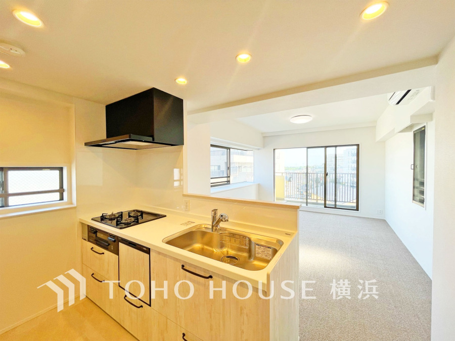 穏やかな時間の流れを楽しみ、寛ぎと笑顔が溢れるリビング。会話を楽しみ、ご家族の何気ない日常にいつもあたたかな幸せの花を添えます。