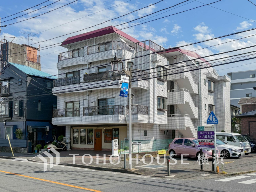 時代の流れに惑わされないシックなカラートーンで街並みに溶け込む外観は、主張し過ぎず、また平凡になり過ぎず絶妙なコントラストで輝きを放ちます。