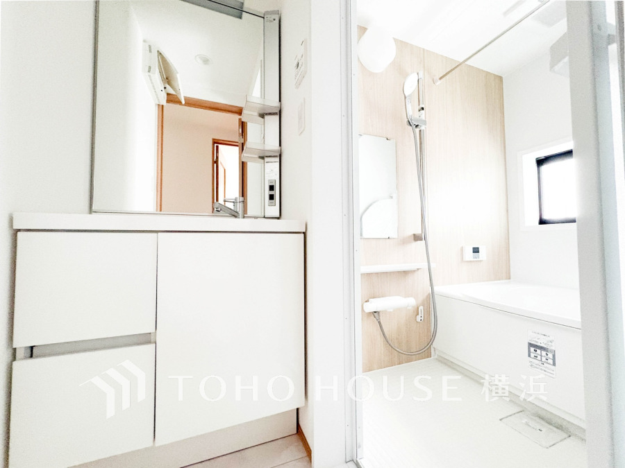 ご家族の1日が始まり、1日の終わりを締めくくる洗面空間。洗濯機を配置しても十分なスペースを確保した設計となっております。