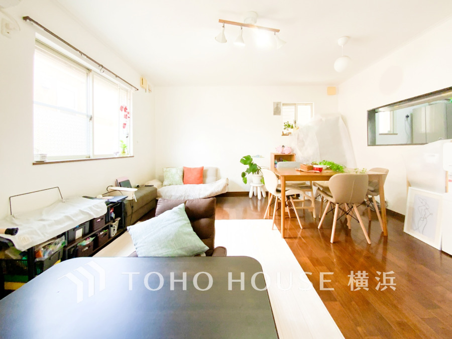 光と風が溢れる開放的なリビングダイニングには自然と家族みんなが集まってきます。明るく穏やかな空気の中で飲んだり、食べたり、笑ったり。