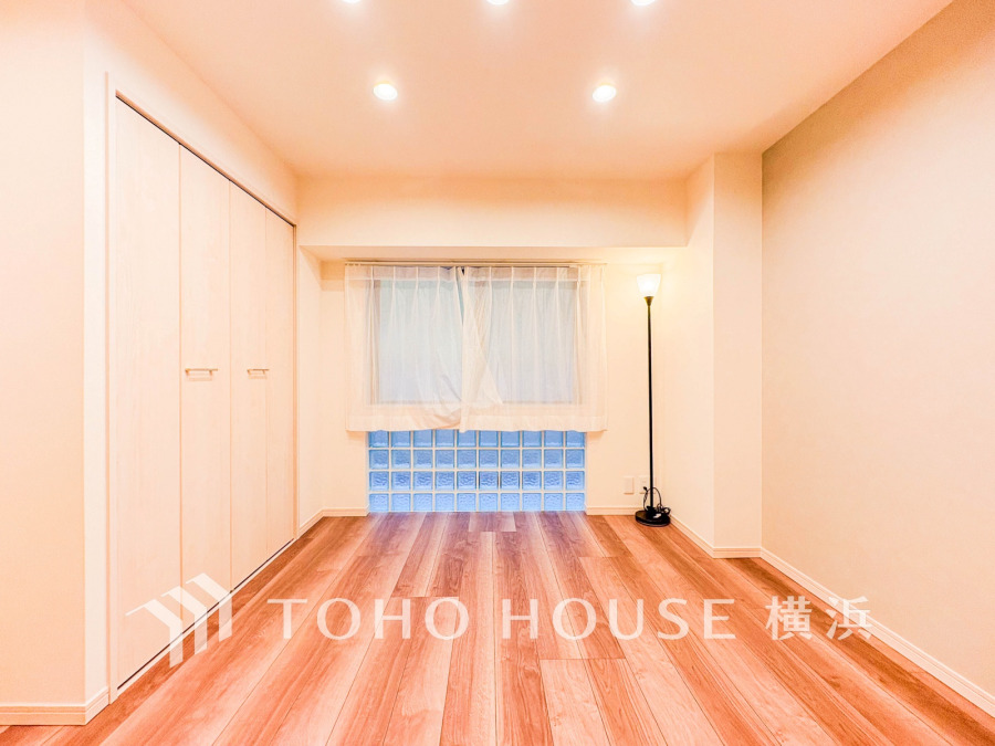 採光もアクセントの一つとして。プライベートルームにはやさしい光が射し込んでいて、この明るい好みの空間で読書をしたり、音楽を聞いたりと一人の時間も充実したものにできます。