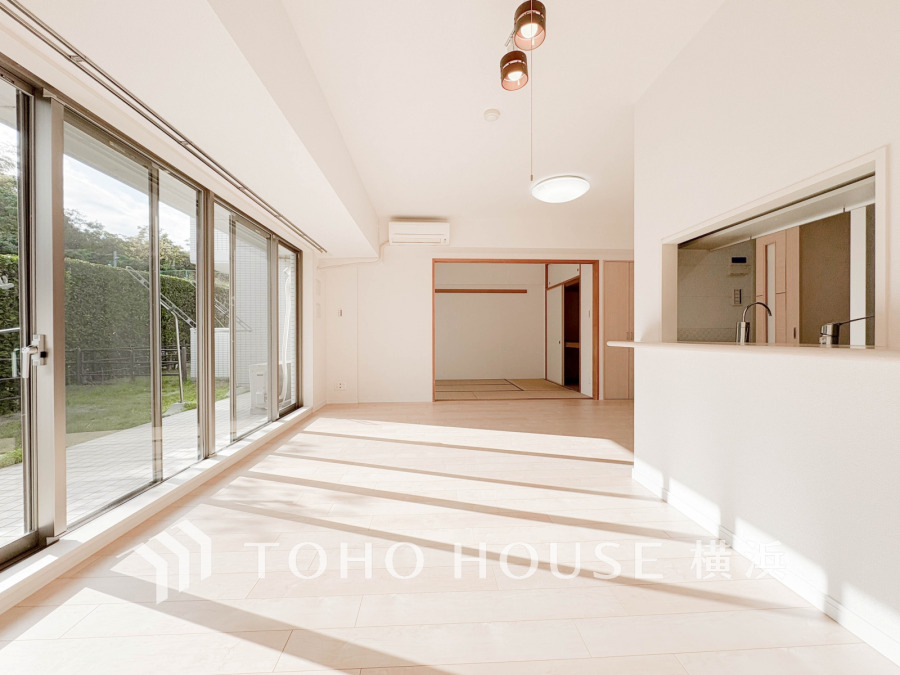 柔らかな色合いのフローリングと清潔感の溢れるクロスが明るい空間を創り出しているリビングダイニング。憩いの場に相応しく、ここで楽しむ家族の時間が絆をより深めてくれそうです。