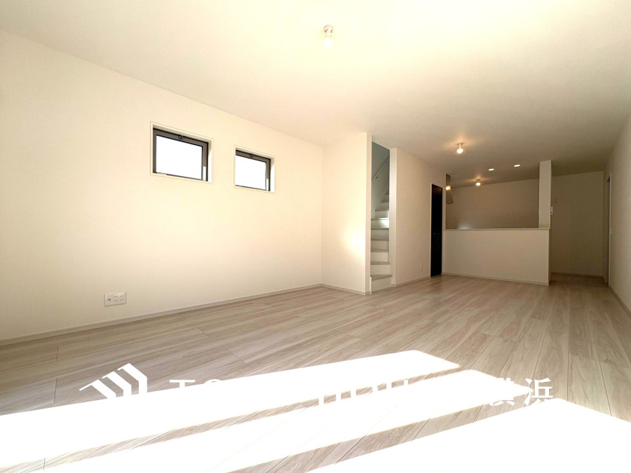 家族と過ごすひと時を溢れる光が優しく包み込むリビングダイニング。家族とともに、心穏やかに過ごすひととき。家族との時間、自分の時間を大切にできる空間がここにあります。