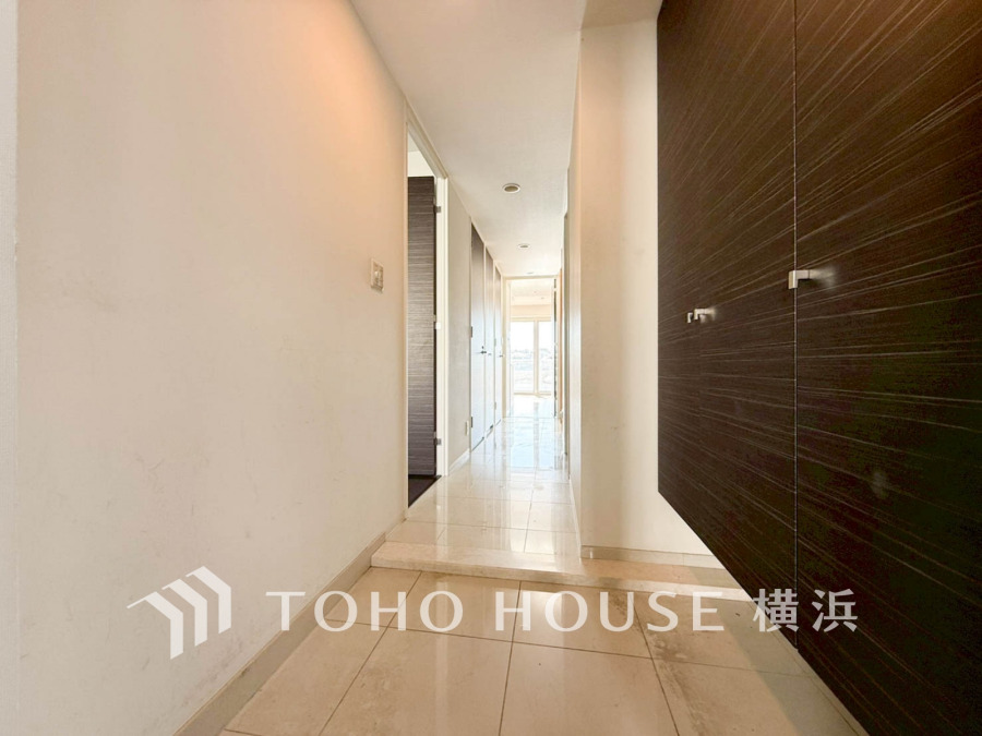 居住者の帰り、訪れる方を優しく迎える・安らぎに満ちた生活空間を予感させる。健やかな暮らしを楽しめそう