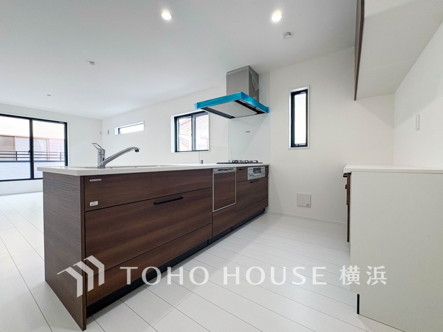 広く取られた対面キッチンは、リビングで寛ぐご家族と会話をしながらお料理が出来ます。高級感のあるカラーで空間をより上質な雰囲気にした、清潔感のあるデザインです。