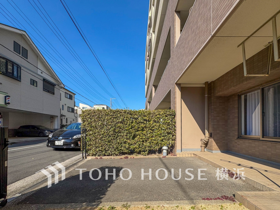 ゆったりとしたスペースが確保された専用駐車場。お出かけの際の動線が便利なのはもちろん、お買い物帰りの重い荷物も手軽に自宅内に運べます。