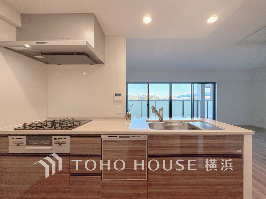 開放感あふれる対面キッチンは、リビングとつながり家族との会話も弾む快適な空間です。