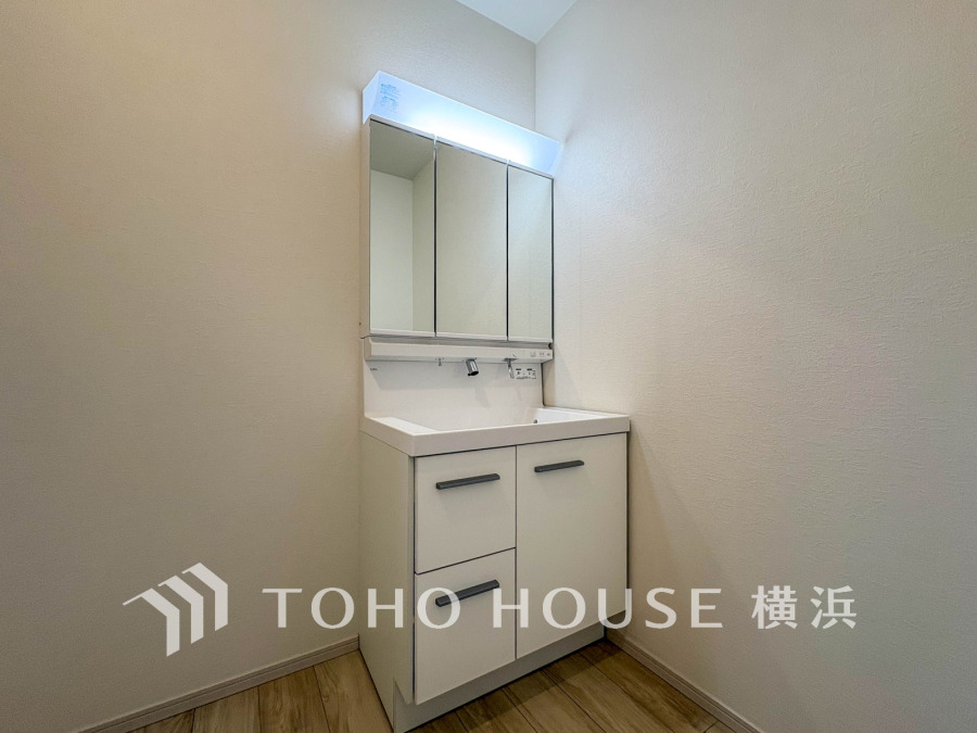 清潔感あふれるホワイトの洗面台は収納力も抜群で、毎日の身支度を快適にサポートします。