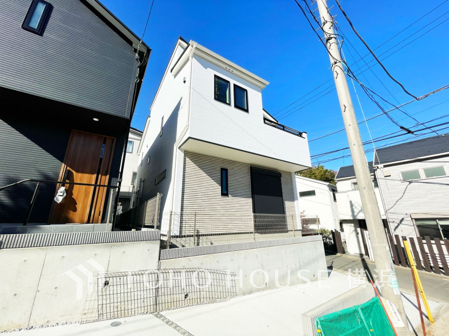 青空に映える白を基調としたモダンな新築戸建。2台分の駐車スペースも確保したゆとりある邸宅です。