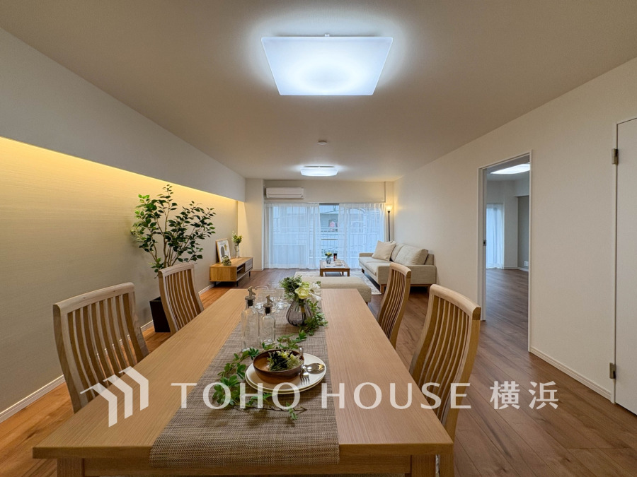 家族と過ごすひと時を溢れる光が優しく包み込むリビングダイニング。家族とともに、心穏やかに過ごすひととき。家族との時間、自分の時間を大切にできる空間がここにあります。