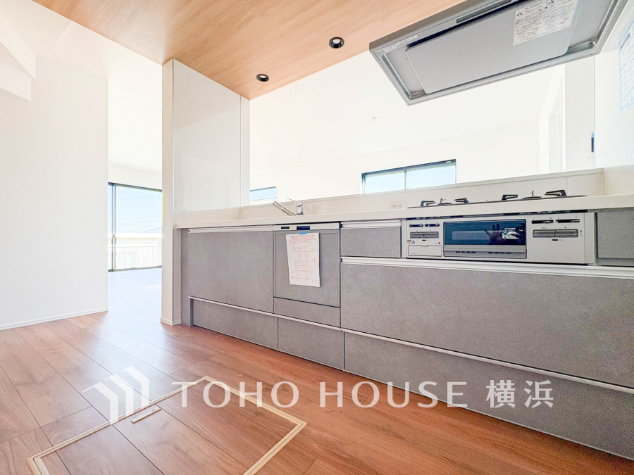 対面キッチンはリビングにいるご家族との会話を楽しみながらお料理ができます。美しさと機能性がひとつになったキッチンです。
