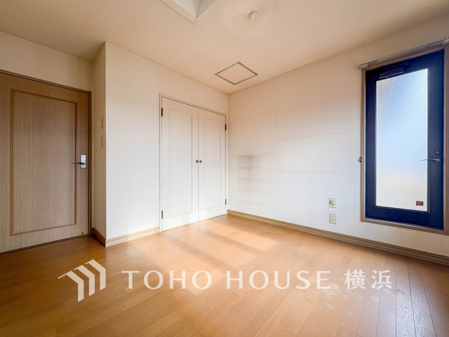 自然光が差し込む明るい洋室。収納も充実し、シンプルで使いやすい空間です。