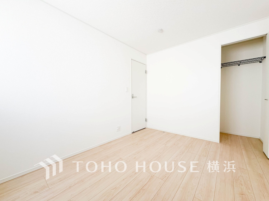 穏やかな風と陽光を導き、プライバシーに配慮された設計プランを採用し、居住性を一段と心地よいものにしています。明るく開放的な空間を演出しております。